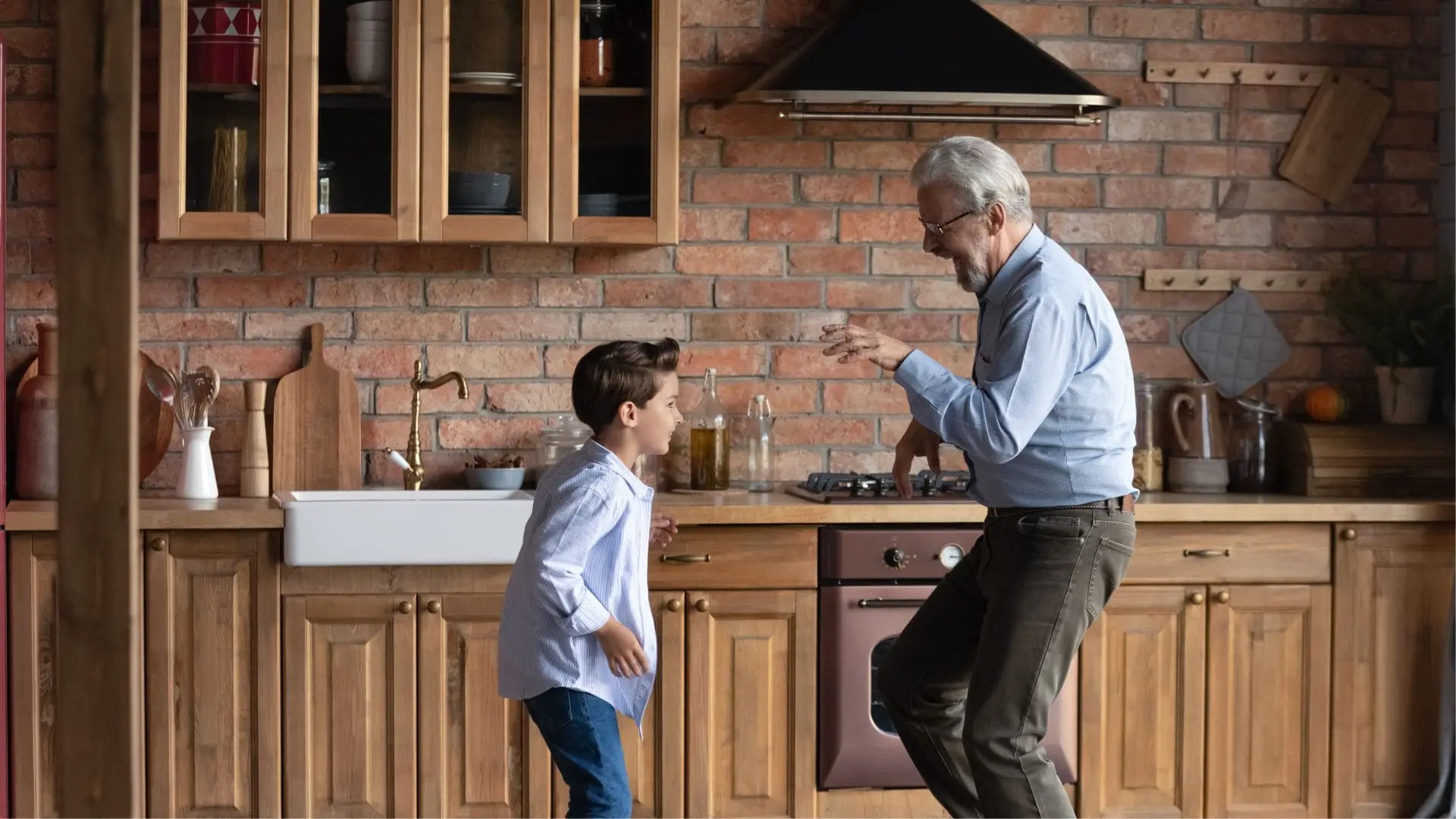 studio-kuchenne-chlopiec-tanczacy-z-dziadkiem